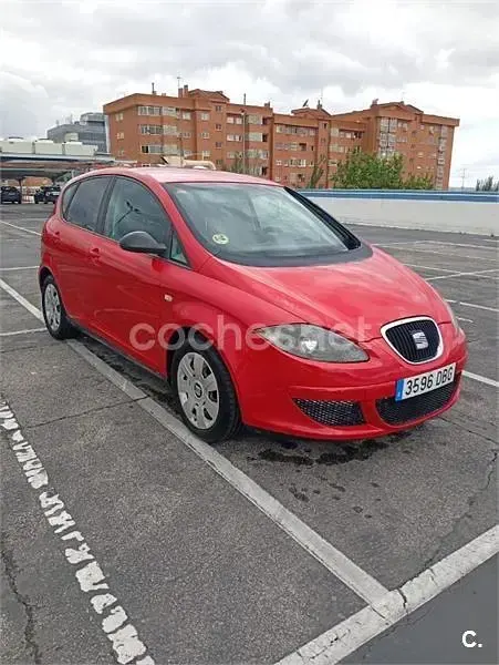 Usado Seat Altea 102 CV (75 kW) 2005 Rojo Monovolumen