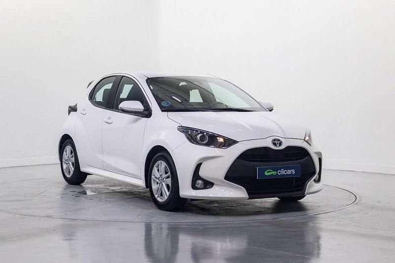 Usado Toyota Yaris Hybrid Business Edition 75 CV (55 kW) 2022 Blanco Berlina