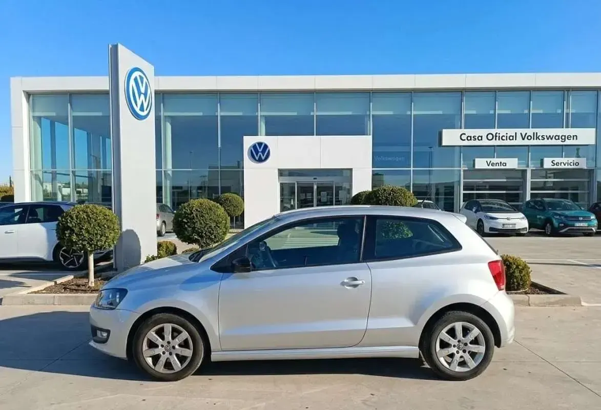 Usado VW Polo 75 CV (55 kW) 2012 Plateado Utilitario