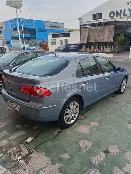 Usado Renault Laguna II Dynamique 135 CV (99 kW) 2005 Gris / plata Berlina