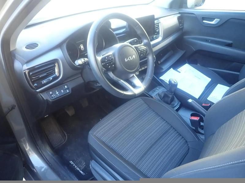 Usado Kia Stonic 120 CV (88 kW) 2022 Gris/plata SUV