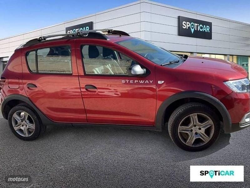 Usado Dacia Sandero Essentiel 65 CV (47 kW) 2018 Rojo Berlina