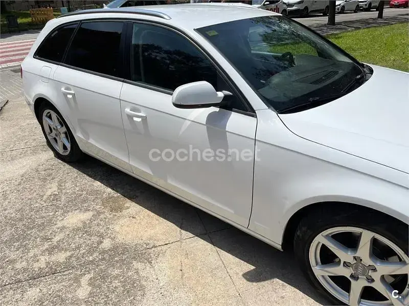 Usado Audi A4 170 CV (125 kW) 2009 Blanco Familiar