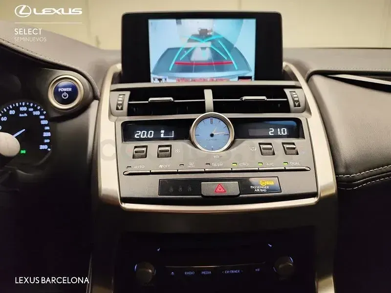 Usado Lexus NX300h Business Edition 197 CV (144 kW) 2018 Gris / plata SUV