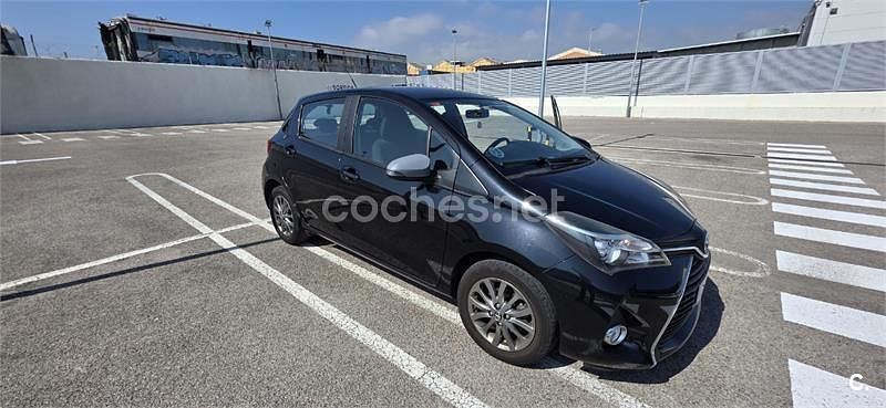 Usado Toyota Yaris Active 99 CV (72 kW) 2015 Negro Utilitario