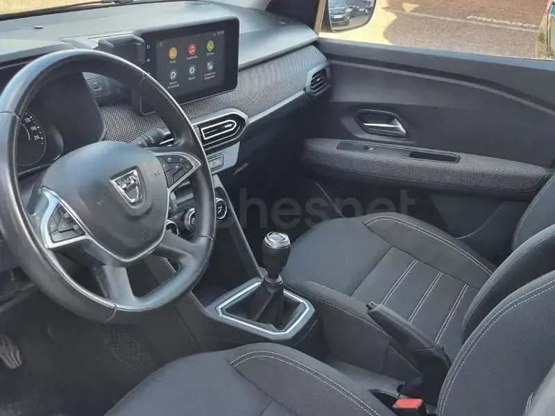 Usado Dacia Sandero Expression 101 CV (74 kW) 2022 Gris / plata Berlina