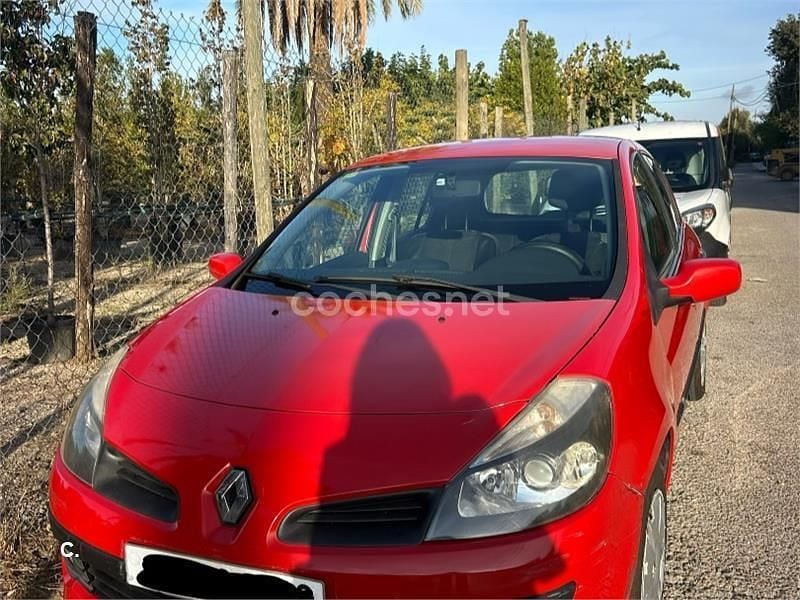 Rojo Usado 2005 Renault Clio II Berlina | 2700 € (Precio justo) - Imagen 1/4