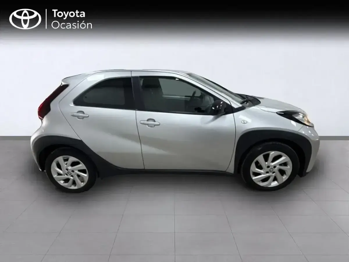 Usado Toyota Aygo X Play 72 CV (52 kW) 2024 Gris SUV