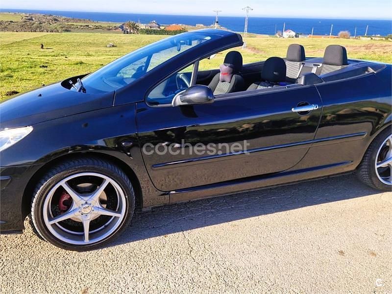 Usado Peugeot 307 CC 110 CV (80 kW) 2007 Negro Descapotable