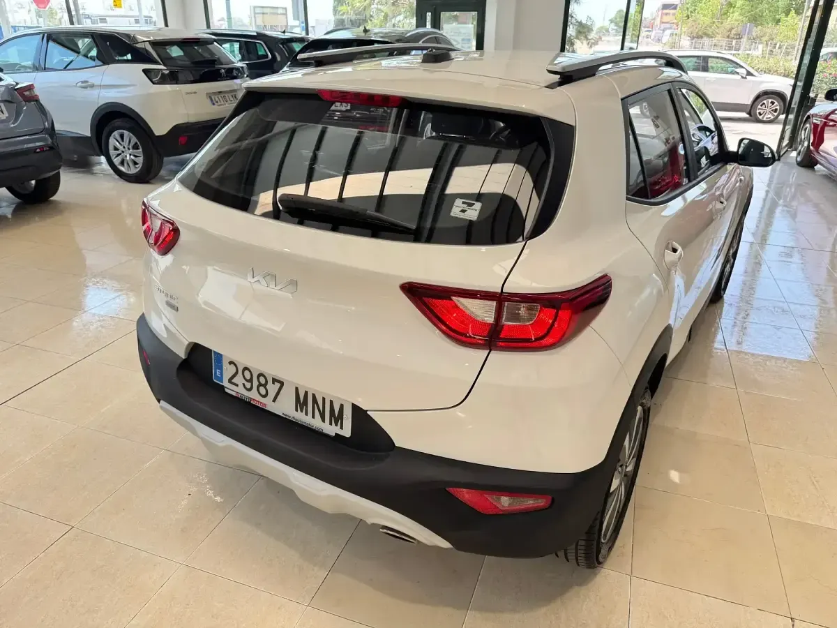Usado Kia Stonic 100 CV (73 kW) 2024 Blanco SUV