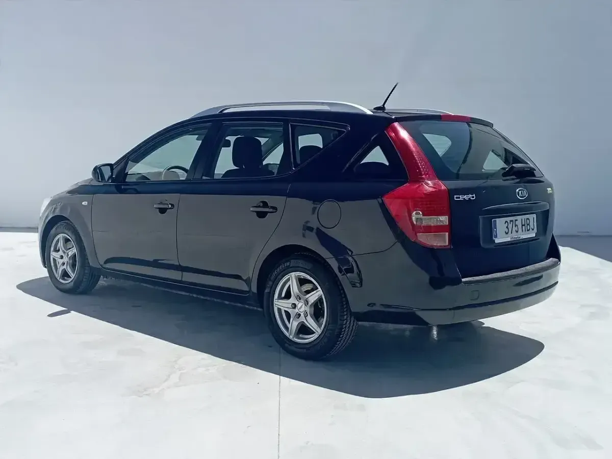Usado Kia Ceed 115 CV (84 kW) 2011 Negro Utilitario