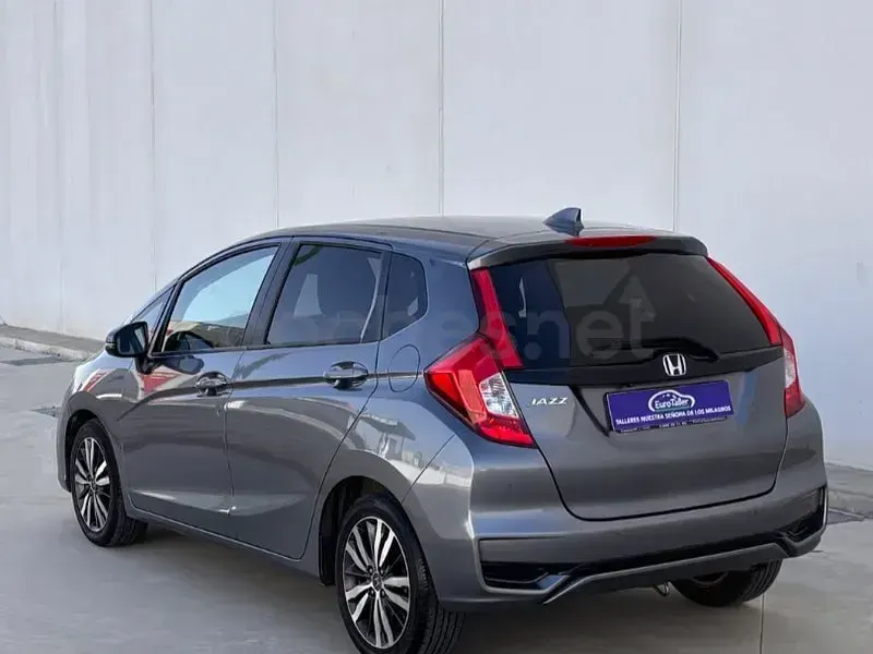 Usado Honda Jazz Elegance 102 CV (75 kW) 2018 Gris / plata Utilitario