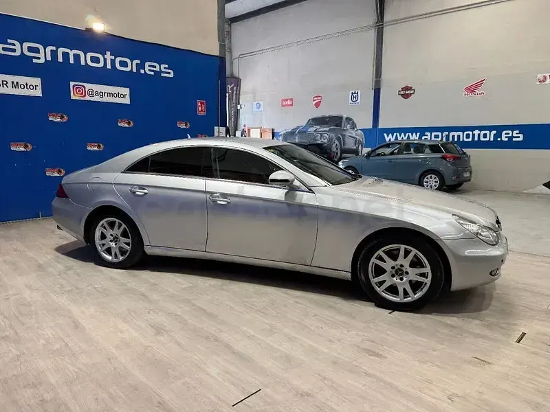 Usado Mercedes CLS320 224 CV (164 kW) 2007 Gris / plata Coupe