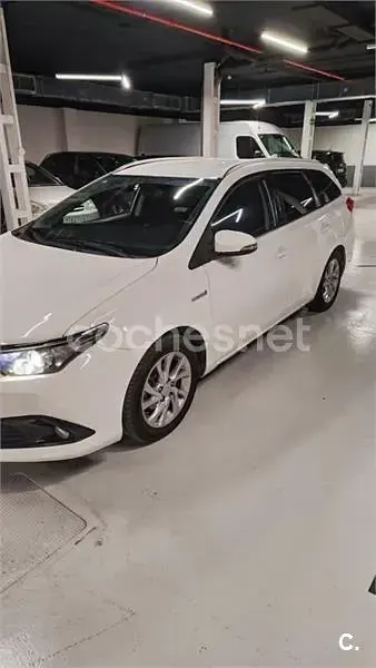 Usado Toyota Auris Hybrid Active 136 CV (100 kW) 2016 Blanco Familiar