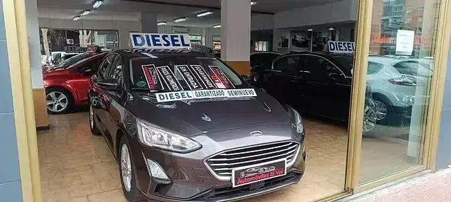 Usado Ford Focus Trend 119 CV (87 kW) 2019 Gris Berlina
