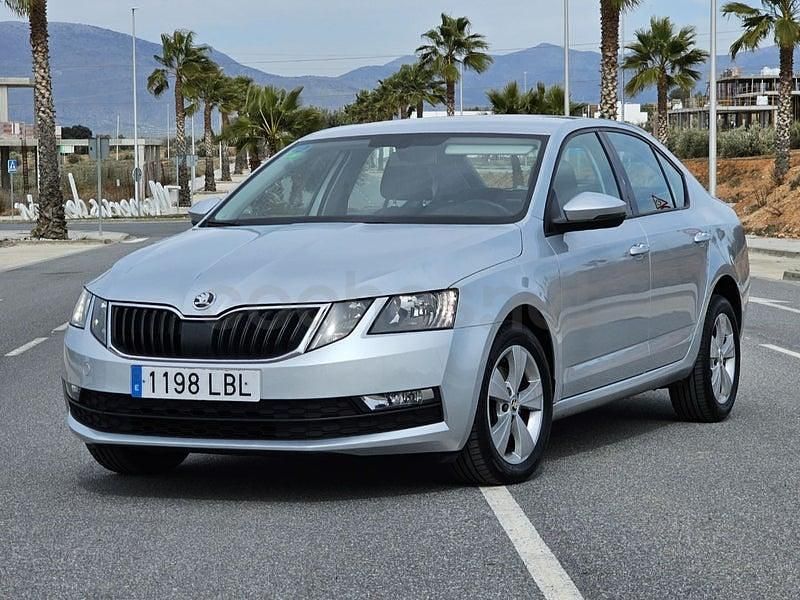 Usado Skoda Octavia Ambition 115 CV (84 kW) 2019 Gris / plata Berlina
