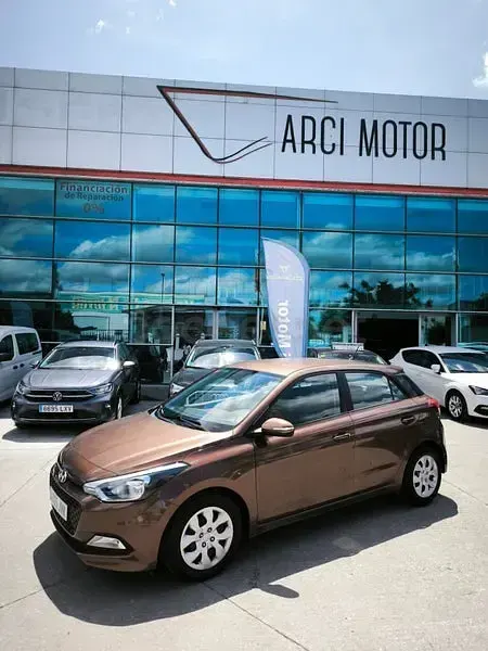 Usado Hyundai i20 75 CV (55 kW) 2017 Marrón Berlina