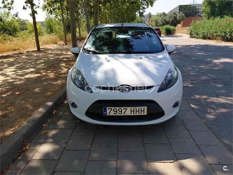 Usado Ford Fiesta Trend 70 CV (51 kW) 2012 Blanco Berlina