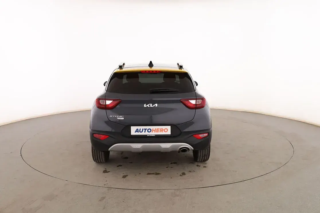 Usado Kia Stonic Gold 120 CV (88 kW) 2022 Gris SUV
