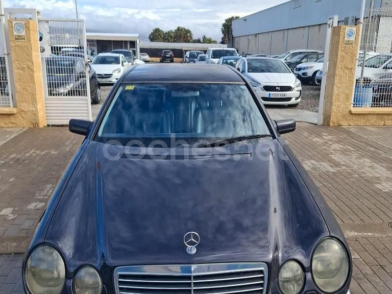Usado Mercedes E300 Avantgarde 177 CV (130 kW) 1999 Azul Berlina