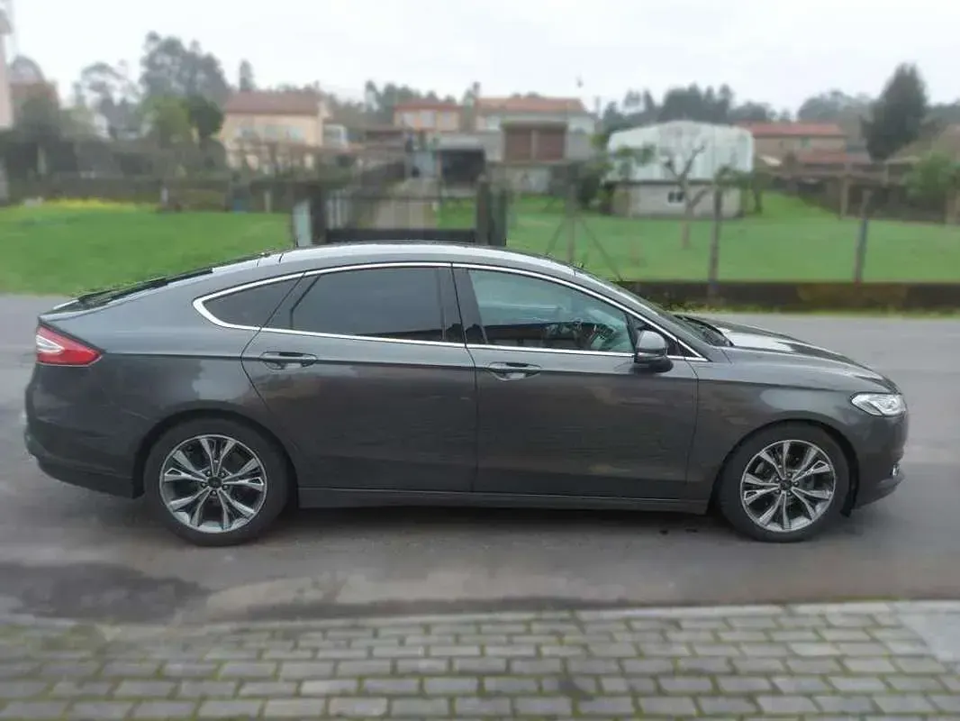 Usado Ford Mondeo 150 CV (110 kW) 2015 Gris Berlina
