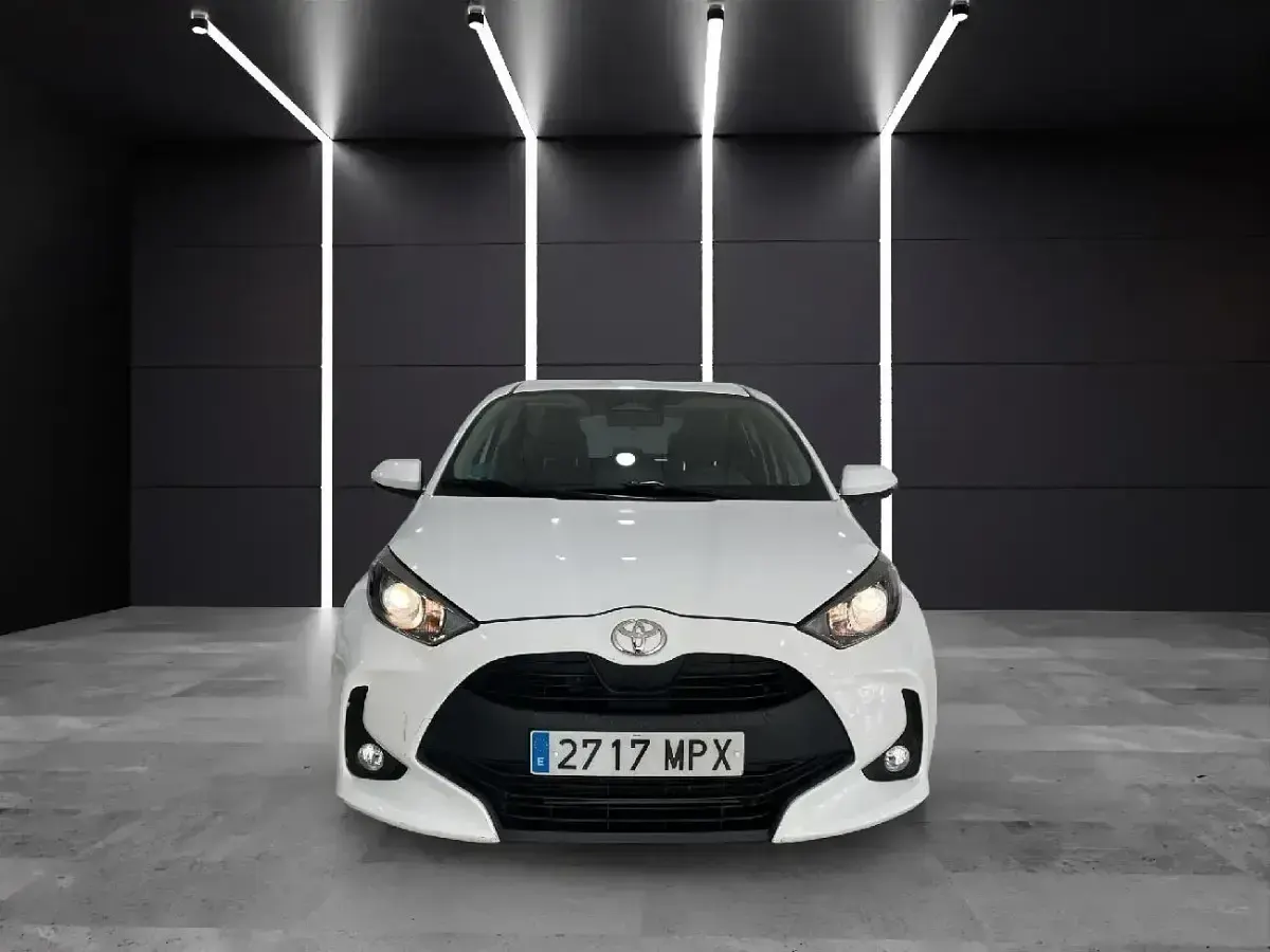 Usado Toyota Yaris Business Edition 115 CV (84 kW) 2024 Blanco Utilitario