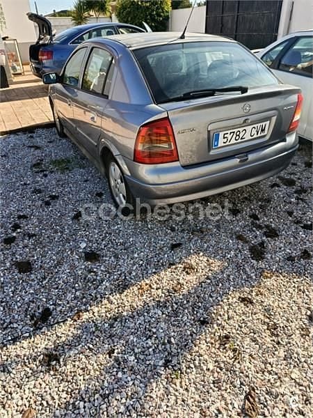 Usado Opel Astra Edition 80 CV (58 kW) 2004 Gris / plata Berlina