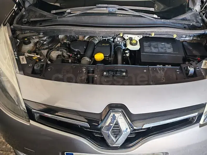 Usado Renault Scénic III Dynamique 110 CV (80 kW) 2013 Gris / plata Monovolumen