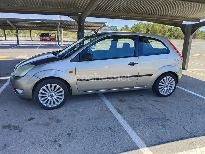 Usado Ford Fiesta 68 CV (50 kW) 2005 Beige Utilitario