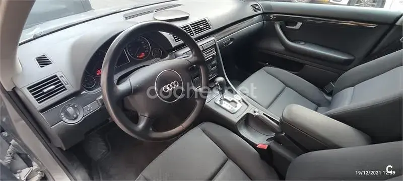 Usado Audi A4 130 CV (95 kW) 2004 Gris / plata Berlina