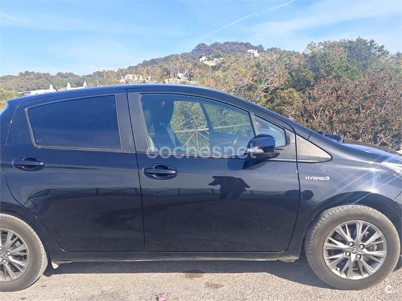 Usado Toyota Yaris Hybrid 100 CV (73 kW) 2017 Negro Berlina