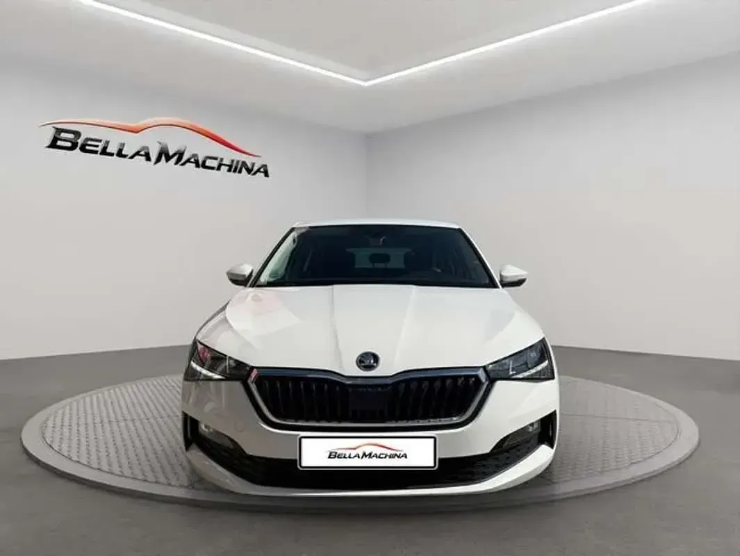 Usado Skoda Scala Ambition 116 CV (85 kW) 2021 Blanco Utilitario