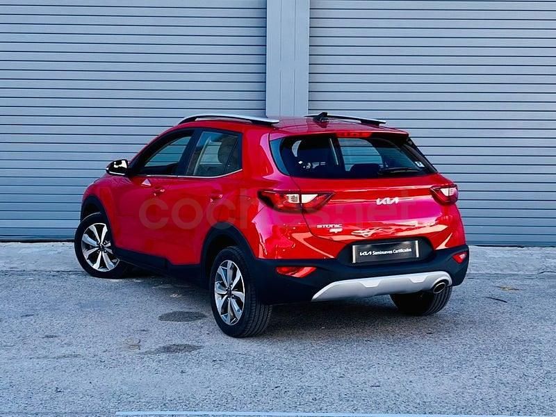 Usado Kia Stonic 100 CV (73 kW) 2024 Rojo SUV