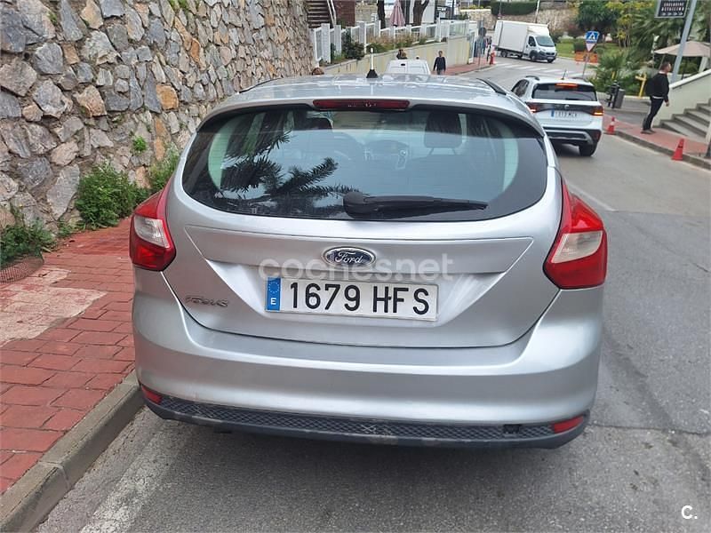 Usado Ford Focus Trend 95 CV (69 kW) 2011 Gris / plata Berlina