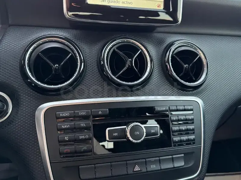 Usado Mercedes A180 Style 109 CV (80 kW) 2014 Gris / plata Utilitario