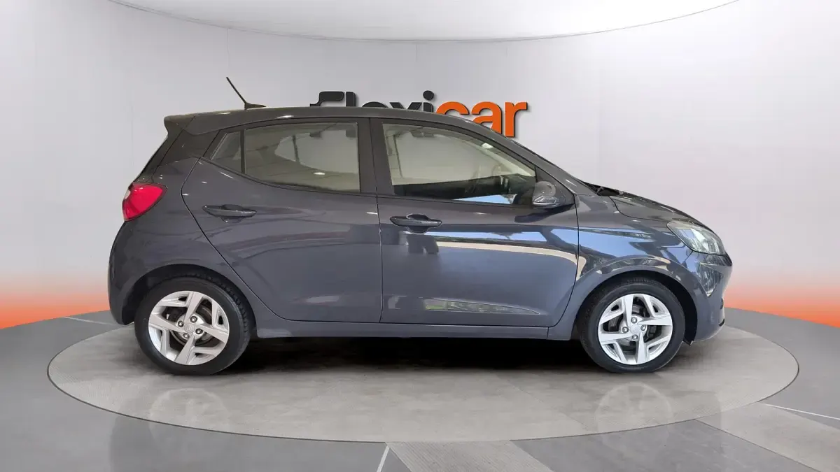 Usado Hyundai i10 67 CV (49 kW) 2023 Gris Utilitario