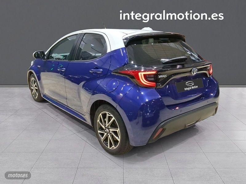 Usado Toyota Yaris Hybrid Active 116 CV (85 kW) 2021 Azul Berlina