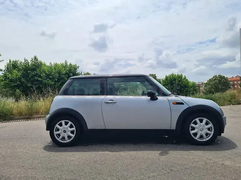 Usado Mini ONE 90 CV (66 kW) 2004 Gris / plata Utilitario