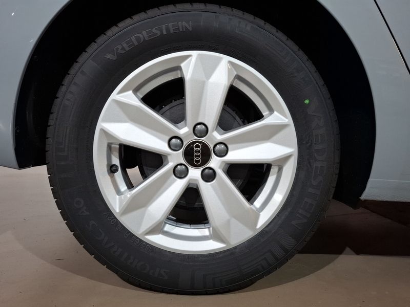 Usado Audi A1 Sportback 95 CV (69 kW) 2025 Gris flecha efecto perla Utilitario