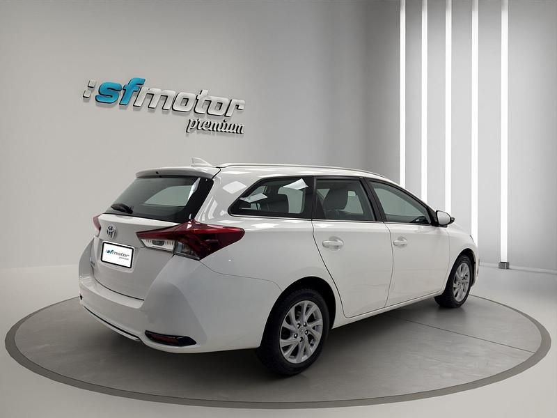 Usado Toyota Auris Touring Sports Active 116 CV (85 kW) 2015 Blanco Familiar