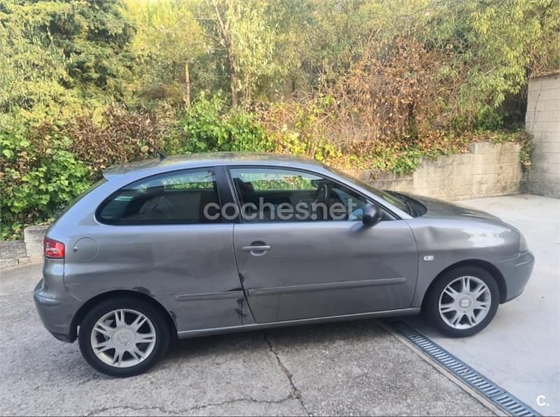 Gris / plata Usado 2004 Seat Ibiza Reference Berlina | 2500 € (Precio justo) - Imagen 1/4