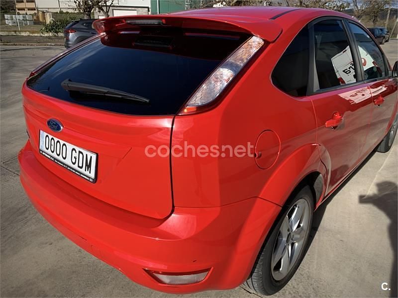 Usado Ford Focus Trend 100 CV (73 kW) 2008 Rojo Berlina