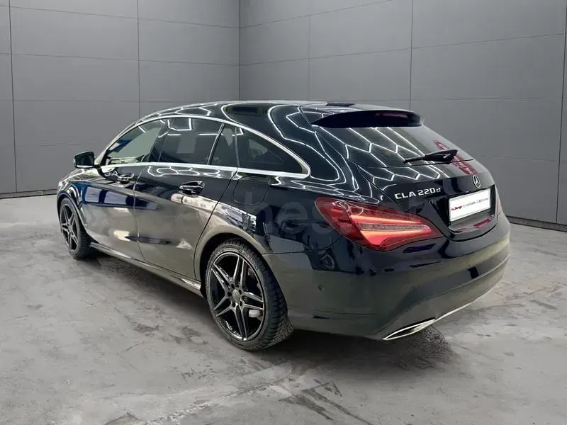 Usado Mercedes CLA220 Shooting Brake 177 CV (130 kW) 2016 Negro Familiar