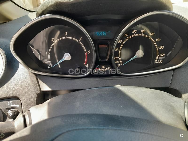 Usado Ford Fiesta Trend 75 CV (55 kW) 2014 Blanco Utilitario