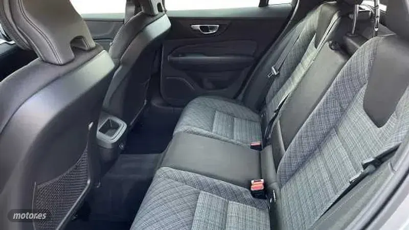 Usado Volvo V60 Core 197 CV (144 kW) 2025 Plateado Familiar