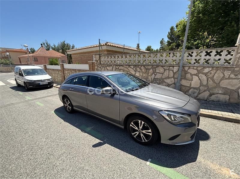 Usado Mercedes CLA220 Shooting Brake 177 CV (130 kW) 2019 Gris / plata Familiar