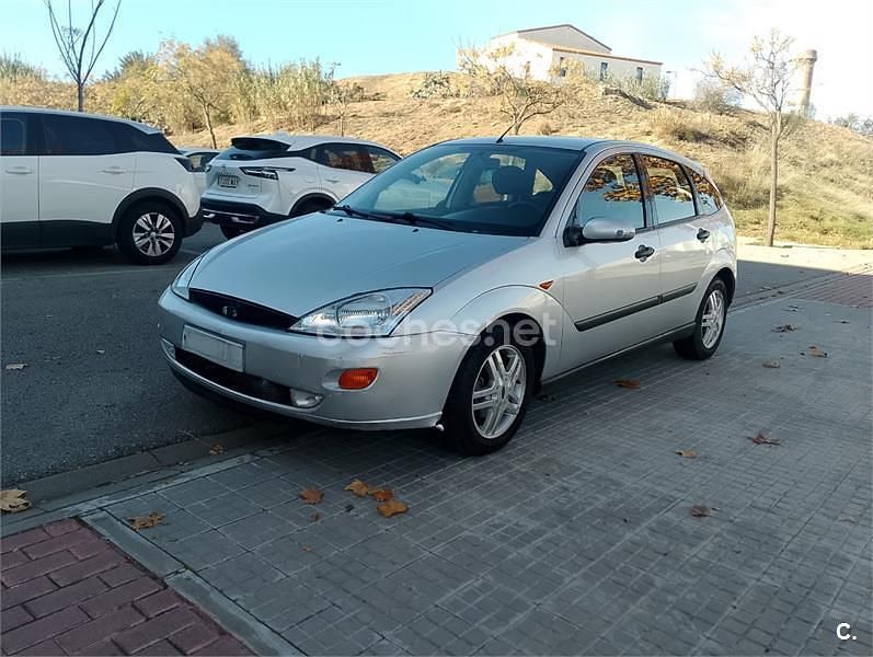 Gris / plata Usado 2002 Ford Focus Trend Berlina | 2000 € (Buen precio) - Imagen 1/4
