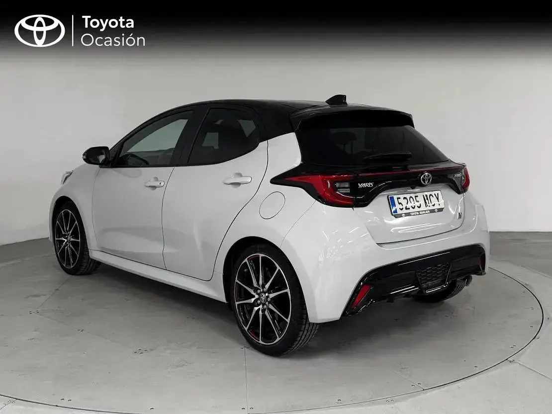 Usado Toyota Yaris Hybrid Sport 116 CV (85 kW) 2022 Bit gris ascari Berlina