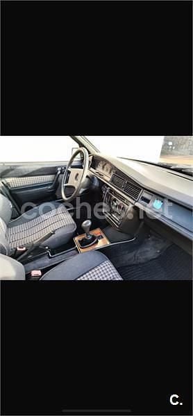 Usado Mercedes 190 75 CV (55 kW) 1984 Verde Berlina