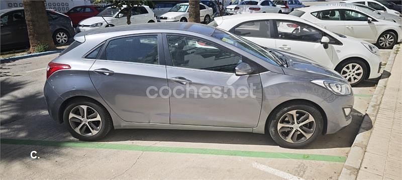 Usado Hyundai i30 110 CV (80 kW) 2015 Gris / plata Berlina